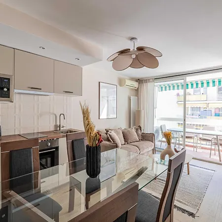 Sunny Getaway With Balcony And A-c In Apartment *