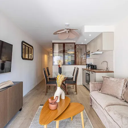 Sunny Getaway With Balcony And A-c In Lejlighed Antibes