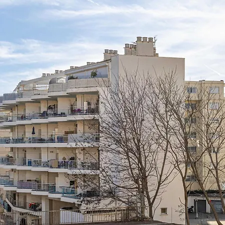 Sunny Getaway With Balcony And A-c In Antibes