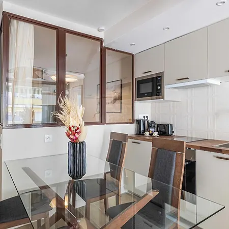 Apartment Sunny Getaway With Balcony And A-c In Antibes